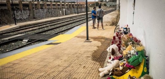 El metro de Valencia vuelve a la normalidad el día en que Torrent reza por sus muertos